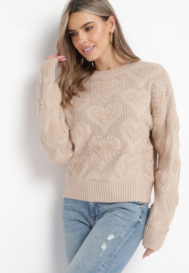Born2be - Beżowy Sweter w Serca o Klasycznym Fasonie ze Ściągaczami Biriet. Kolor: beżowy. Materiał: wełna, bawełna. Styl: klasyczny