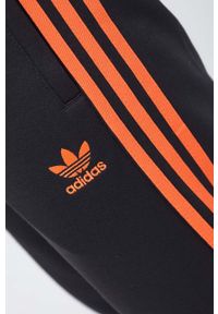 adidas Originals spodnie dresowe kolor czarny z aplikacją. Kolor: czarny. Materiał: dresówka. Wzór: aplikacja #4