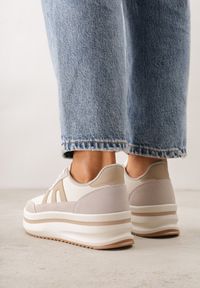 Renee - Beżowe Sneakersy na Platformie z Geometrycznym Motywem Hippiopis. Okazja: na co dzień. Kolor: beżowy. Materiał: jeans. Wzór: geometria. Obcas: na platformie #6