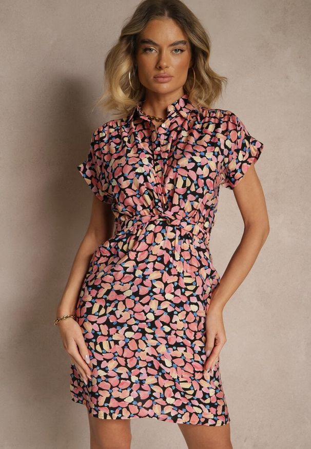 Renee - Czarna Sukienka Taliowana z Wiskozą i Ozdobnym Paskiem Delyase. Okazja: na co dzień. Kolor: czarny. Materiał: wiskoza. Styl: klasyczny, elegancki, casual