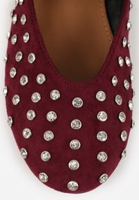 Born2be - Bordowe Balerinki Vices na Płaskiej Podeszwie Ozdobione Paskiem i Cyrkoniami Zindora. Okazja: na co dzień. Zapięcie: pasek. Kolor: czerwony. Materiał: jeans. Wzór: aplikacja. Obcas: na płaskiej podeszwie. Styl: casual, elegancki #2