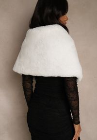 Renee - Białe Ponczo z Ozdobnym Futerkiem Cralinne. Kolor: biały. Materiał: futro #5