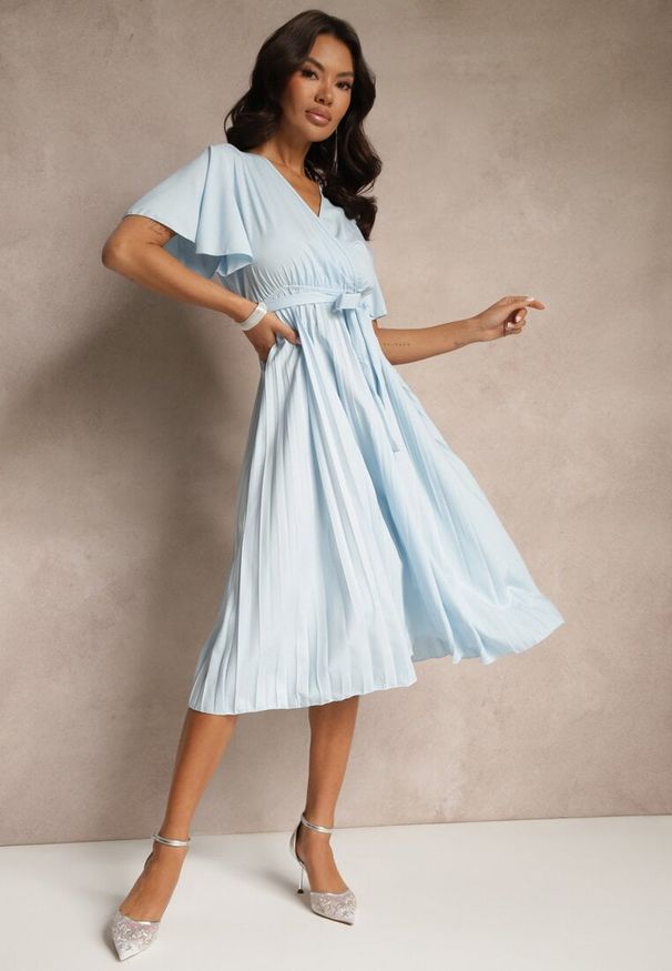 Renee - Jasnoniebieska Sukienka Wiązana w Talii z Plisowaniem na Dole Dorseki. Kolor: niebieski. Typ sukienki: plisowane. Styl: elegancki, klasyczny