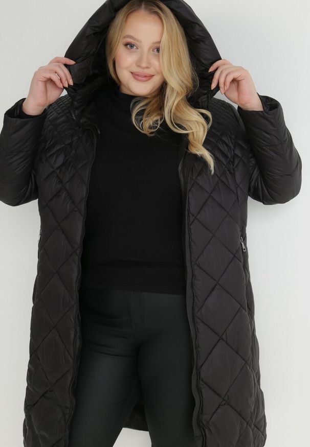 Born2be - Czarna Kurtka Długa Pikowana z Kapturem Conn. Typ kołnierza: kaptur. Kolor: czarny. Długość: długie