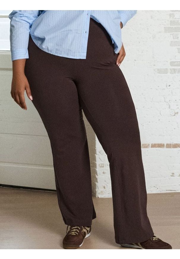 Sinsay - Spodnie dzwony Plus Size - brązowy. Kolekcja: plus size. Kolor: brązowy