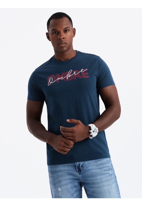 Ombre Clothing - Bawełniany t-shirt męski z podwójnym printowanym logotypem – granatowy V3 - Rozmiar: L. Okazja: na co dzień. Kolor: niebieski. Materiał: bawełna. Wzór: ze splotem, nadruk. Styl: elegancki, klasyczny, casual