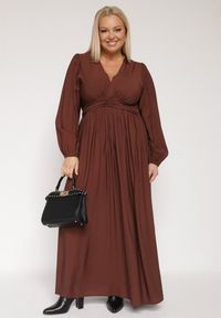 Born2be - Brązowa Rozkloszowana Sukienka z Marszczeniem i Gumką w Pasie Fedorna. Okazja: na co dzień. Kolekcja: plus size. Kolor: brązowy. Typ sukienki: dla puszystych. Styl: casual, elegancki #6