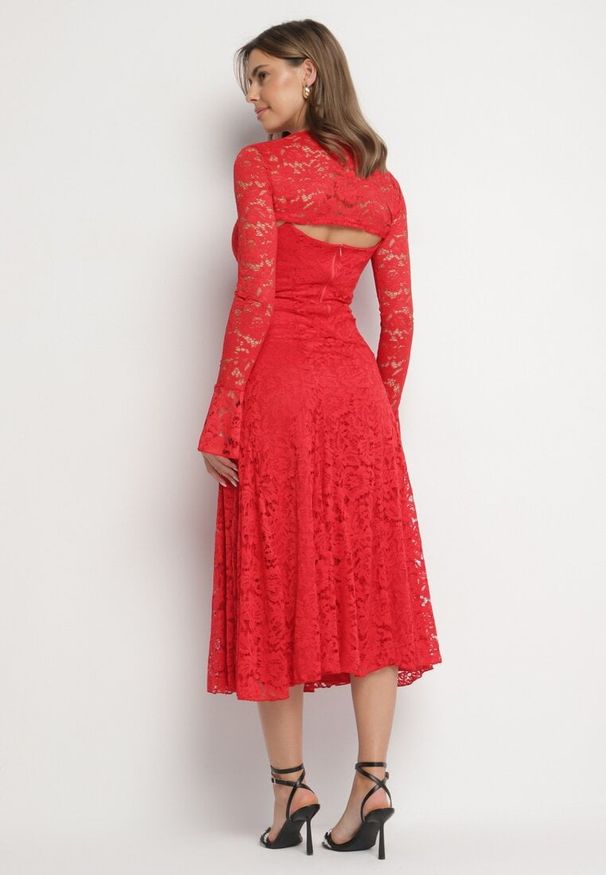 Born2be - Czerwona Koronkowa Sukienka o Rozkloszowanym Kroju z Wiązanym Bolerkiem Gonneth. Okazja: na wesele, na ślub cywilny. Typ kołnierza: dekolt w kształcie V. Kolor: czerwony. Materiał: koronka. Długość rękawa: na ramiączkach. Typ sukienki: rozkloszowane
