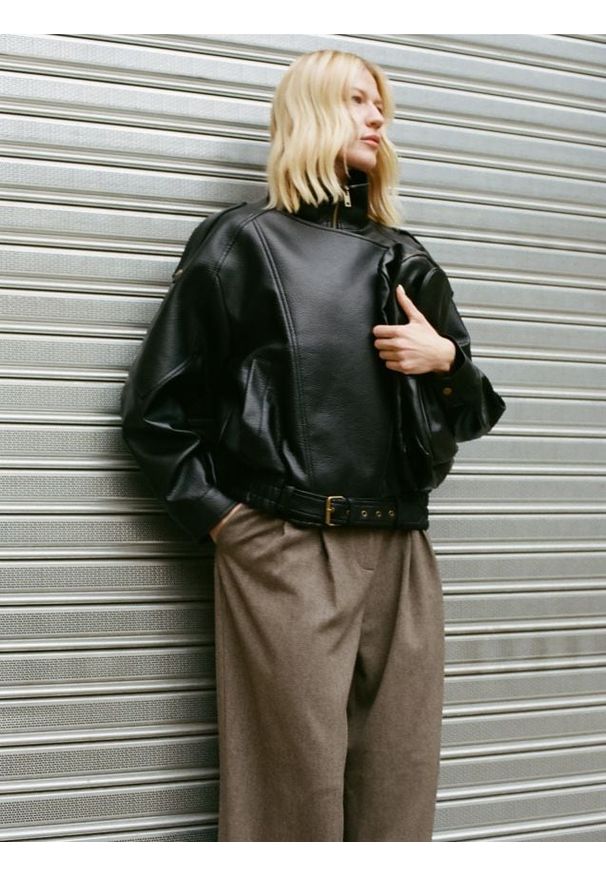 Reserved - Spodnie z wiskozą - ciemnobrązowy. Kolor: brązowy. Materiał: wiskoza