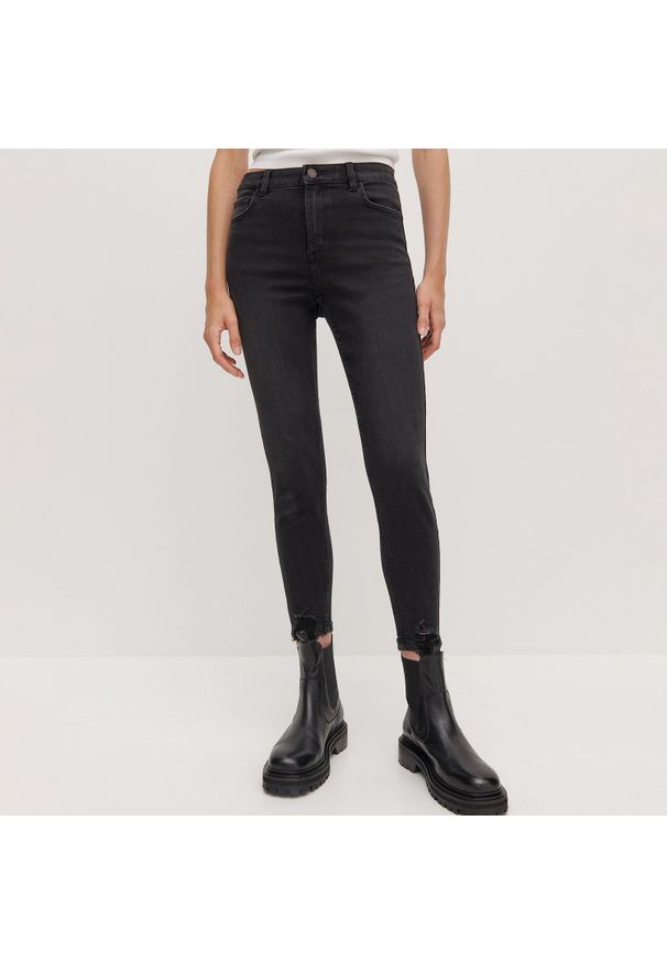 Reserved - Jeansy slim ze średnim stanem - Czarny. Kolor: czarny. Materiał: jeans