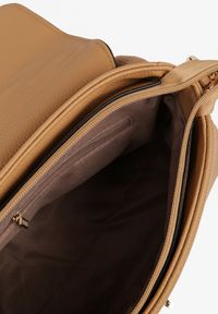 Renee - Ciemnobeżowa Torebka Listonoszka Ozdobiona Złotą Klapą Ponavia. Kolor: beżowy. Wzór: aplikacja. Sezon: jesień. Styl: klasyczny, casual, elegancki #3