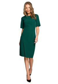 Stylove - Elegancka sukienka ołówkowa z dołem na zakładkę klasyczna zielona. Okazja: do pracy, na spotkanie biznesowe. Kolor: zielony. Typ sukienki: ołówkowe. Styl: klasyczny, elegancki