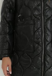 Born2be - Czarna Kurtka z Geometrycznym Pikowaniem i Kapturem Cala. Okazja: na co dzień. Kolor: czarny. Materiał: tkanina. Długość rękawa: długi rękaw. Długość: długie. Wzór: geometria. Styl: casual #2