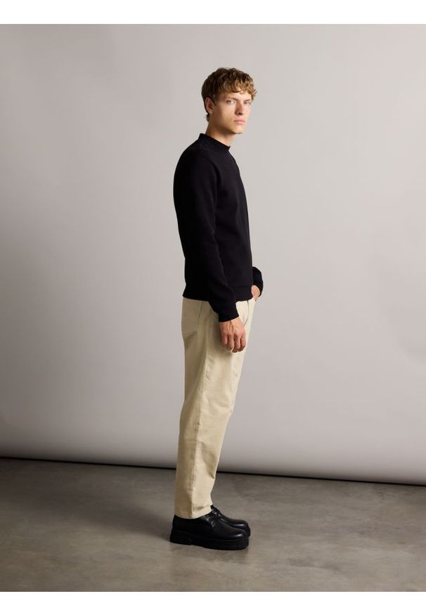 Reserved - Sztruksowe spodnie straight - złamana biel. Materiał: sztruks