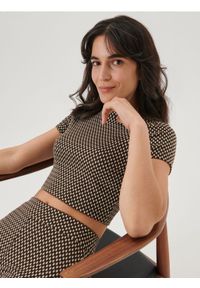 Sinsay - Crop top ze wzorem - brązowy. Kolor: brązowy. Materiał: dzianina. Styl: elegancki