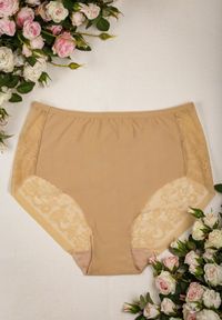 Renee - Ciemnobeżowe Majtki z Wysokim Stanem Ozdobione Koronką Chesen. Stan: podwyższony. Kolekcja: plus size. Kolor: beżowy. Materiał: koronka. Wzór: koronka, aplikacja