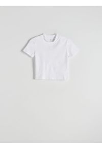 Reserved - Krótki t-shirt ze stójką - biały. Typ kołnierza: kołnierzyk stójkowy. Kolor: biały. Materiał: bawełna. Długość: krótkie