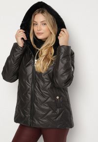 Born2be - Czarna Pikowana Kurtka o Prostym Kroju z Kapturem Avilerie. Okazja: na co dzień. Typ kołnierza: kaptur. Kolekcja: plus size. Kolor: czarny. Materiał: jeans. Styl: casual, elegancki