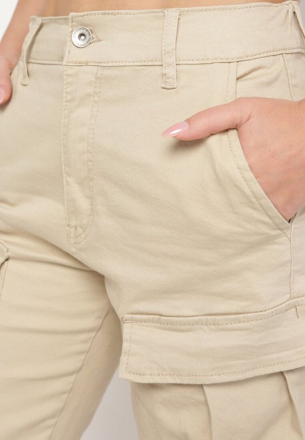 Born2be - Beżowe Bawełniane Joggery Jeansy z Gumką w Pasie i Kieszeniami z Klapami Nericella. Okazja: na co dzień. Kolor: beżowy. Styl: elegancki, casual