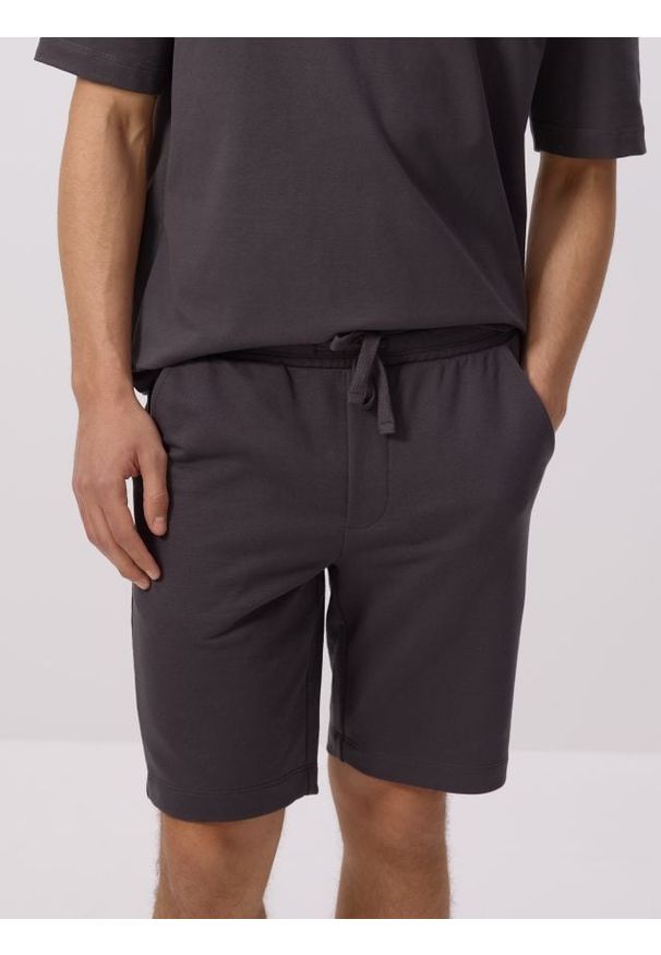 Reserved - Dresowe szorty regular fit - ciemnoszary. Kolor: szary. Materiał: dresówka