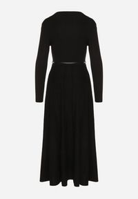 Born2be - Czarna Rozkloszowana Sukienka z Dzianiny z Wiskozą z Długim Rękawem i Paskiem Tusmina. Okazja: na co dzień. Kolor: czarny. Materiał: wiskoza, dzianina. Długość rękawa: długi rękaw. Styl: klasyczny, casual, elegancki #7