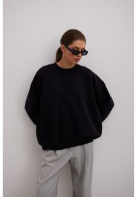 Marsala - Bluza typu oversize z HAFTEM w kolorze TOTALLY BLACK - GEMINI. Materiał: poliester, jeans, dzianina, bawełna, dresówka. Wzór: haft. Sezon: zima, lato, jesień, wiosna. Styl: klasyczny