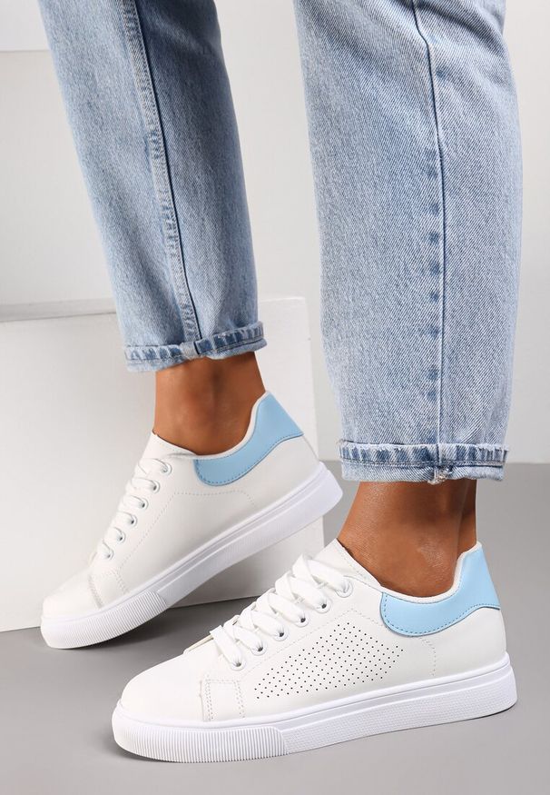 Renee - Biało-Niebieskie Sneakersy Phaedrice. Nosek buta: okrągły. Kolor: biały. Materiał: jeans. Szerokość cholewki: normalna. Wzór: aplikacja