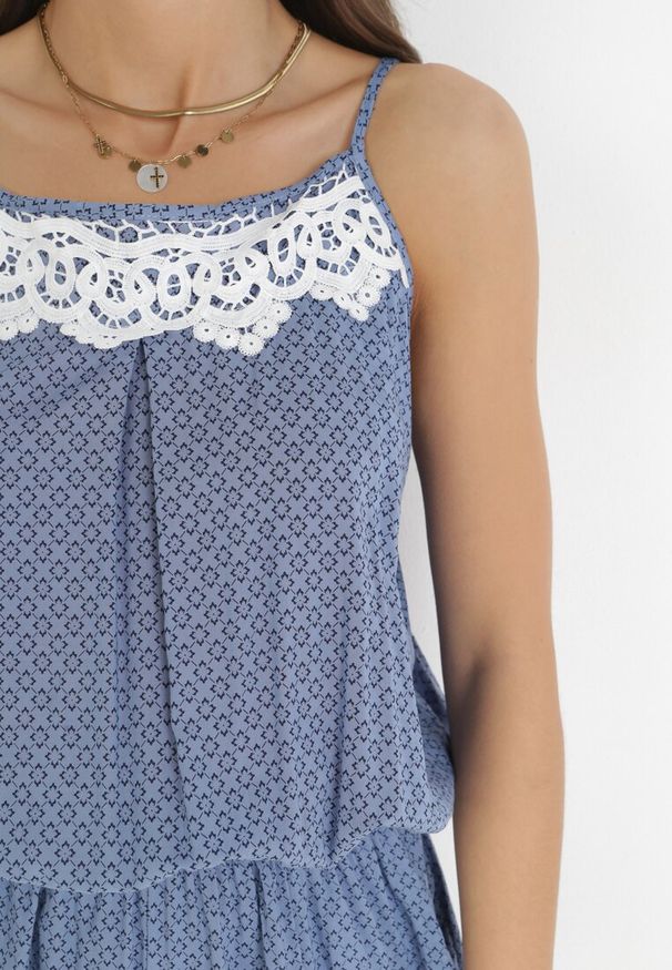 Born2be - Niebieski Kombinezon Enchanted. Okazja: na co dzień. Kolor: niebieski. Materiał: tkanina, koronka. Długość rękawa: na ramiączkach. Długość: krótkie. Wzór: aplikacja, geometria, koronka. Sezon: lato. Styl: casual, boho