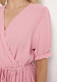 Born2be - Różowa Kopertowa Sukienka z Bawełną i Paskiem Ivellevia. Okazja: na co dzień. Typ kołnierza: dekolt w serek. Kolor: różowy. Materiał: bawełna. Długość rękawa: długi rękaw. Sezon: lato. Typ sukienki: kopertowe. Styl: klasyczny, casual, elegancki #2