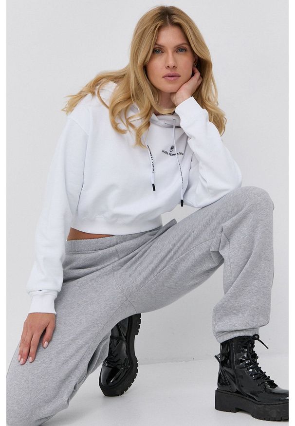 Chiara Ferragni - Bluza bawełniana Basic. Kolor: biały. Materiał: bawełna. Długość rękawa: długi rękaw. Długość: długie. Wzór: aplikacja