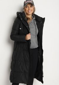 Born2be - Czarna Długa Pikowana Kurtka z Kapturem z Napami i Plisą Arvis. Okazja: na co dzień. Typ kołnierza: kaptur. Kolor: czarny. Materiał: wełna, jeans, tkanina. Długość: długie. Sezon: zima. Styl: klasyczny, casual, elegancki #4