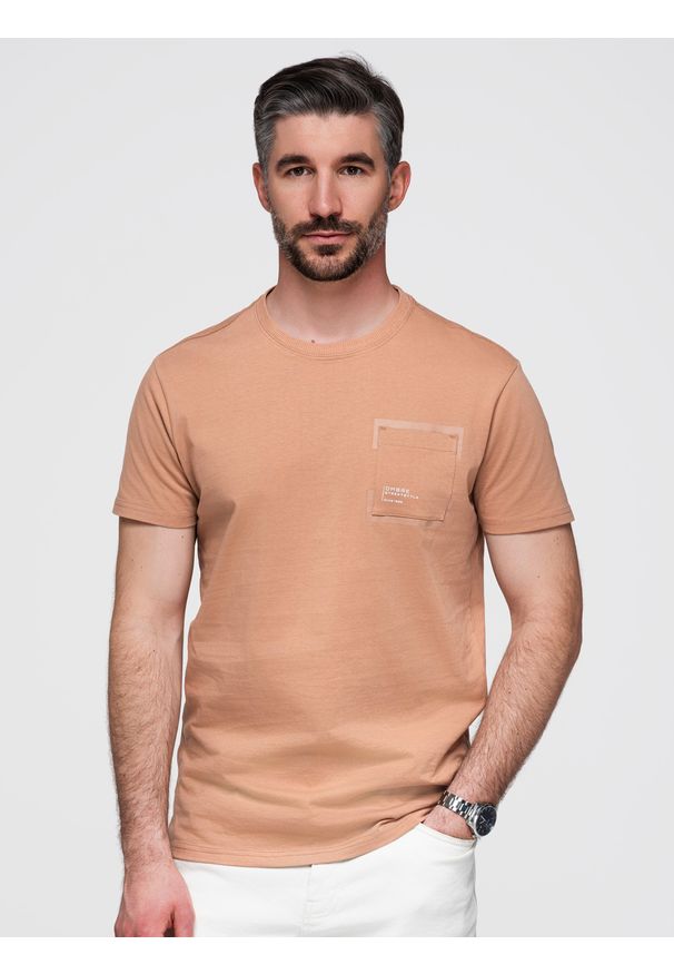 Ombre Clothing - Bawełniany męski t-shirt z nadrukiem na kieszonce – jasnobrązowy V7 - Rozmiar: XXL. Okazja: na co dzień. Kolor: brązowy. Materiał: bawełna. Wzór: nadruk. Styl: casual