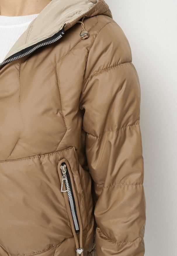 Born2be - Ciemnobeżowa Dwustronna Kurtka Pikowana z Kieszeniami i Kapturem Eralethra. Okazja: na spacer, na co dzień. Kolor: beżowy. Materiał: jeans. Długość rękawa: długi rękaw. Długość: długie. Wzór: aplikacja. Styl: casual, elegancki