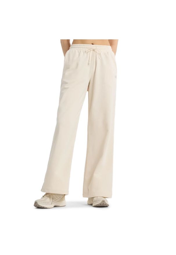 Spodnie damskie New Balance WP51503LIN - beżowe. Kolor: beżowy. Materiał: bawełna, dresówka, poliester. Wzór: haft, aplikacja