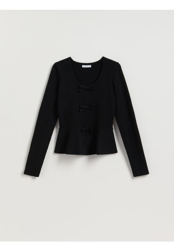 Reserved - Sweter z kokardkami - czarny. Typ kołnierza: kokarda. Kolor: czarny. Materiał: wiskoza, dzianina