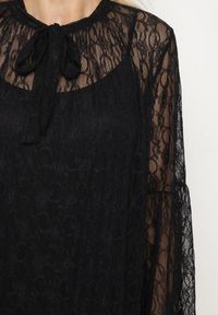 Born2be - Czarna Koronkowa Sukienka o Pudełkowym Kroju z Rozszerzanymi Rękawami i Halką Vertilae. Okazja: na imprezę. Kolor: czarny. Materiał: koronka. Długość rękawa: na ramiączkach. Wzór: koronka. Styl: elegancki #3