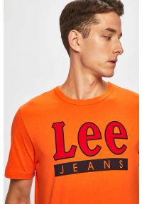 Lee - LEE JEANS LOGO TEE MĘSKI T-SHIRT KOSZULKA Z NADRUKIEM LOGO REGULAR FIT SING ORANGE L64JFEME. Materiał: jeans. Wzór: nadruk