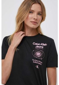 Calvin Klein Jeans t-shirt bawełniany kolor czarny. Kolor: czarny. Materiał: bawełna. Długość rękawa: krótki rękaw. Długość: krótkie. Wzór: nadruk. Styl: klasyczny