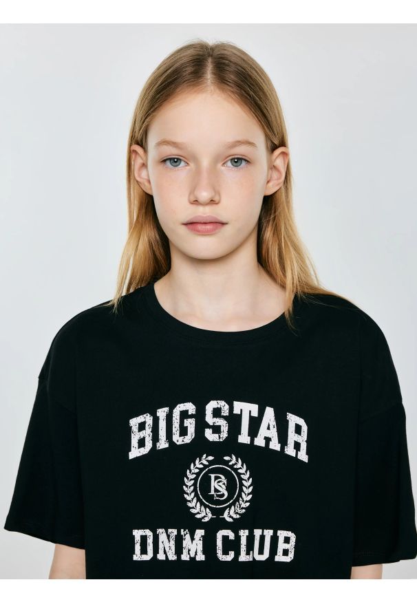 Big-Star - koszulka dziewczęca z nadrukiem czarna minka 906. Okazja: na uczelnię, na co dzień. Kolor: czarny. Materiał: bawełna, jeans, dzianina. Długość: krótkie. Wzór: nadruk. Styl: casual, sportowy, młodzieżowy