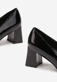 Renee - Czarne Lakierowane Czółenka na Geometrycznym Słupku Tessore. Nosek buta: otwarty. Kolor: czarny. Materiał: lakier. Wzór: geometria. Obcas: na słupku. Wysokość obcasa: średni #2