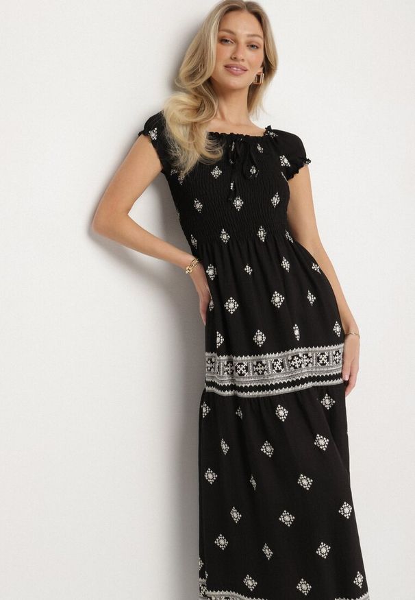 Born2be - Czarna Sukienka z Wiskozy ze Wzorem Boho Ellirose. Okazja: na co dzień. Kolor: czarny. Materiał: wiskoza. Wzór: aplikacja. Sezon: wiosna. Styl: boho