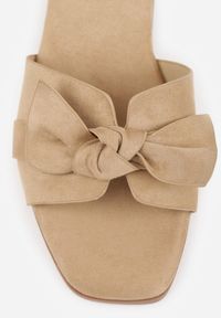 Renee - Beżowe Klapki VICES na Niskim Słupku z Ozdobną Kokardą z Imitacji Zamszu Mole. Okazja: na co dzień. Kolor: beżowy. Materiał: zamsz. Wzór: kwiaty, aplikacja. Sezon: lato. Obcas: na słupku. Styl: casual, elegancki. Wysokość obcasa: niski #4