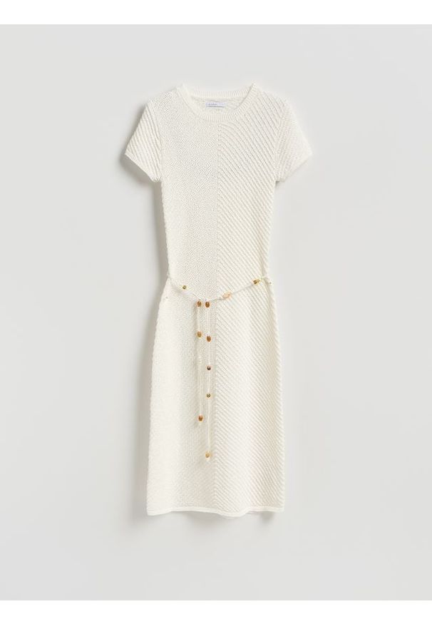 Reserved - Dzianinowa sukienka z paskiem - kremowy. Kolor: kremowy. Materiał: dzianina