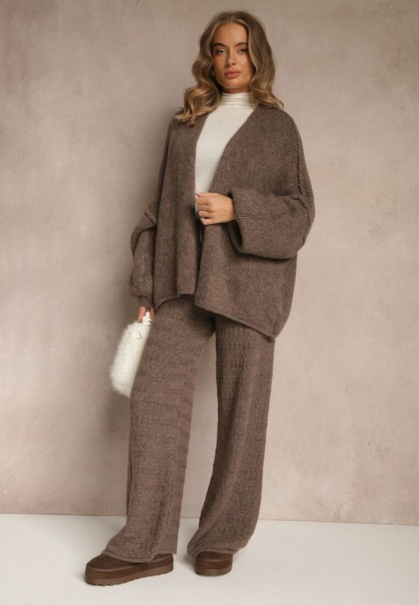 Renee - Jasnobrązowy Niezapinany Kardigan Nietoperzowy z Dodatkiem Wełny i Wiskozy Rallidia. Kolor: brązowy. Materiał: wełna, wiskoza. Wzór: gładki