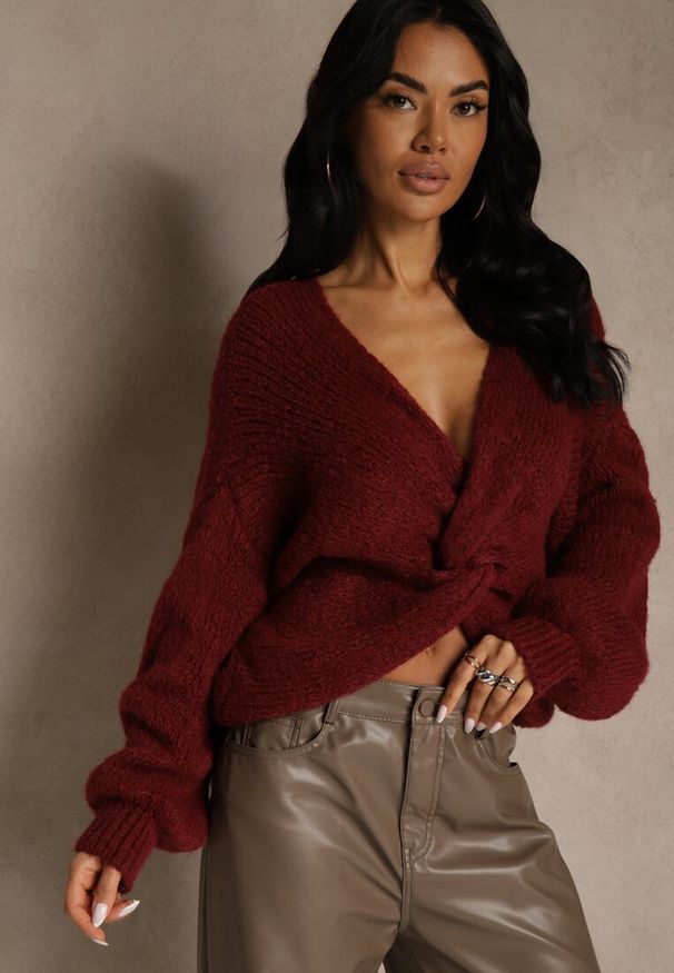 Renee - Bordowy Oversizowy Sweter z Dodatkiem Wełny Zdobiony Węzłem Lawedana. Kolor: czerwony. Materiał: wełna. Wzór: aplikacja