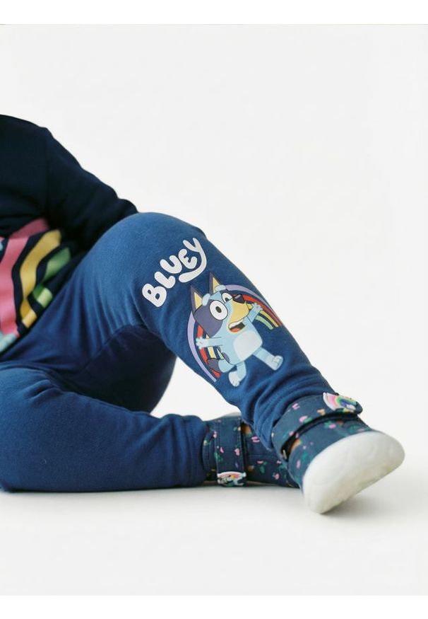 Sinsay - Bawełniane legginsy z nadrukiem Bluey - fioletowy. Kolor: fioletowy. Materiał: bawełna. Wzór: nadruk