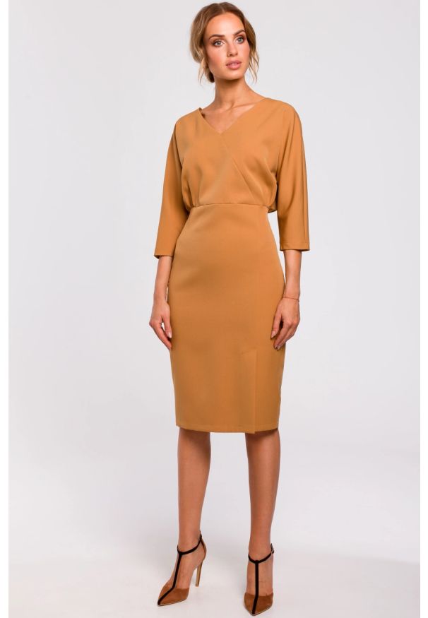 Sukienki.shop - Sukienka ołówkowa zbluzowana góra i dekolt V brązowa. Okazja: do pracy. Kolor: zielony, brązowy, niebieski. Typ sukienki: ołówkowe. Styl: elegancki, wizytowy
