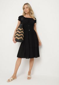 Born2be - Czarna Bawełniana Rozkloszowana Sukienka z Guzikami i Bufiastymi Rękawami Annivi. Okazja: na co dzień. Kolor: czarny. Materiał: bawełna. Styl: elegancki, casual, klasyczny #2