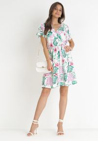 Born2be - Biała Sukienka Mini z Gumką w Pasie i Krótkimi Rękawami z Wiskozy Ferny. Okazja: na co dzień. Typ kołnierza: dekolt kopertowy. Kolor: biały. Materiał: wiskoza. Długość rękawa: krótki rękaw. Typ sukienki: kopertowe. Styl: casual. Długość: mini #3