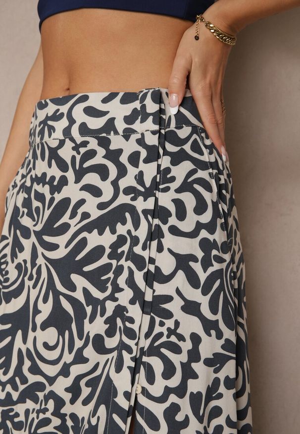 Renee - Granatowa Rozkloszowana Spódnica z Wiskozy ze Wsuwanymi Kieszeniami Koselle. Okazja: na co dzień. Kolor: niebieski. Materiał: wiskoza. Styl: casual, elegancki